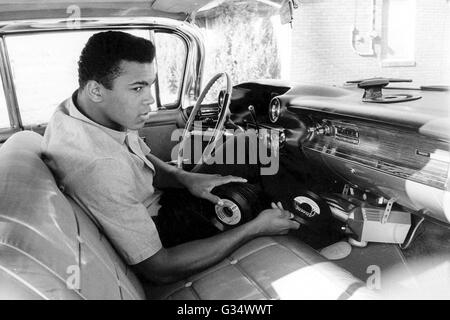 File. 3rd June, 2016. MUHAMMAD ALI, the three time heavyweight boxing champion, has died at the age of 74. He had been fighting a respiratory illness. 'The Greatest' was the dominant heavyweight boxer of the 1960s and 1970s, Ali won an Olympic gold medal in Rome in 1960, captured the professional world heavyweight championship on three separate occasions, and successfully defended his title 19 times. PICTURED: MUHAMMAD ALI at home. © Curt Gunther/Globe Photos/ZUMAPRESS.com/Alamy Live News Stock Photo