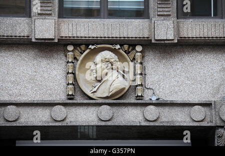 Medallion of the Duke of Bridgewater on a shipping warehouse called Bridgewater House in Manchester Stock Photo