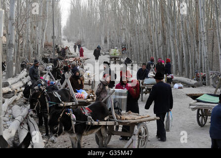 CHINA, province Xinjiang, market day in uighur village Jin Erek near city Kashgar where uyghur people are living / CHINA Provinz Xinjiang , Markttag in Jin Erek einem uigurischen Dorf bei Stadt Kashgar, hier lebt das Turkvolk der Uiguren , die sich zum Islam bekennen Stock Photo