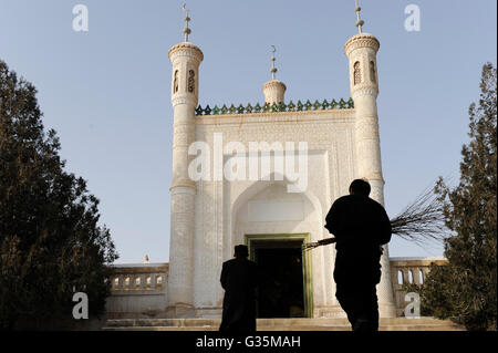 CHINA province Xinjiang, prefecture Kaxgar, uighur town Upal at Karakoram highway, mausoleum and tomb of islamic and Turkic language scholar Mahmud al-Kashgari (1008-1015) Stock Photo