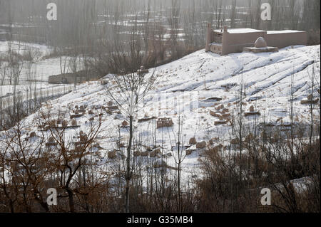 CHINA province Xinjiang, prefecture Kaxgar, Shufu County, uighur town Upal at Karakoram highway, old muslim cemetery during winter Stock Photo