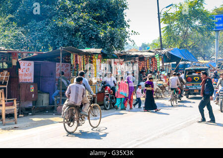 Local market, full of bargains and fresh produce, Agra, Uttar Pradesh, India, Asia Stock Photo