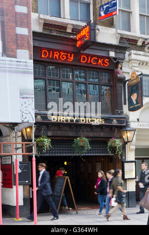 Dirty Dicks, a Young's pub in Bishopsgate in the City of London. Stock Photo