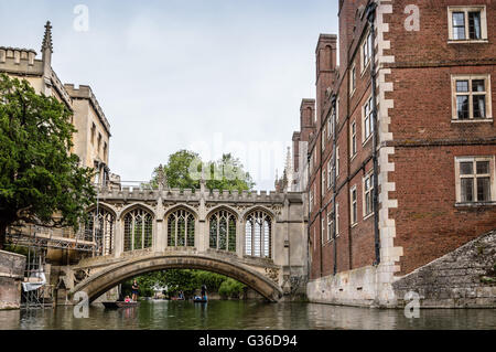 CAMBRIDGE, UK - AUGUST 11, 2015:   Bridge of Sighs in Cambridge. Punting under the bridge Stock Photo