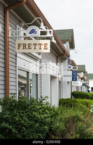 Market Hall, full of food and drink vendors at the Woodbury Common outlet  mall in New York Stock Photo - Alamy