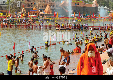 Hindu pilgrims taking holy dip, Kumbh mela, Ujjain, Madhya Pradesh, India Stock Photo