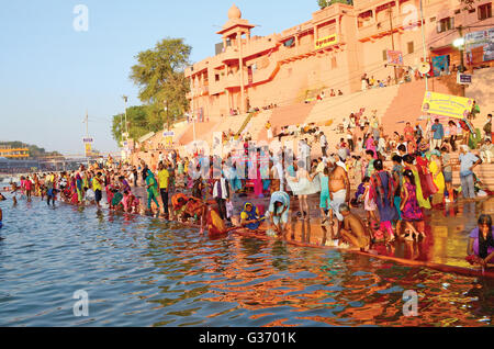 Hindu pilgrims taking holy dip, Kumbh mela, Ujjain, Madhya Pradesh, India Stock Photo