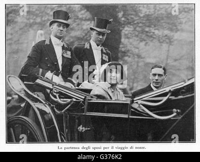 George VI and Elizabeth, later  the Queen Mother, on their  wedding day in 1923 when they  were Duke and Duchess of York:  a carriage ride with royal  coachmen.     Date: 1895 - 1952 Stock Photo