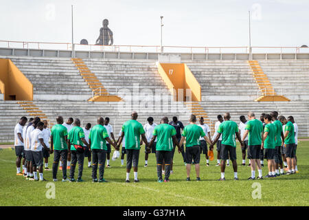 Prayers before and after training sessions by Ivory coast national football team. Stade Bouaké, Ivory Coast. Stock Photo