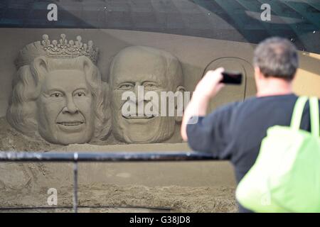 Sand sculpture of Queen Elizabeth and Prince Philip, Dorset, UK Stock Photo