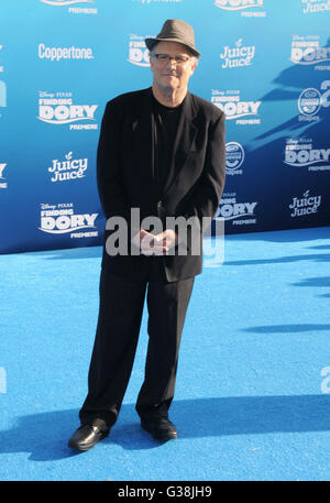 Hollywood, CA, USA. 8th June, 2016. 08 June 2016 - Hollywood. Albert Brooks. Arrivals for the World Premiere Of Disney-Pixar's ''Finding Dory'' held at the El Capitan Theater. Photo Credit: Birdie Thompson/AdMedia Credit:  Birdie Thompson/AdMedia/ZUMA Wire/Alamy Live News Stock Photo