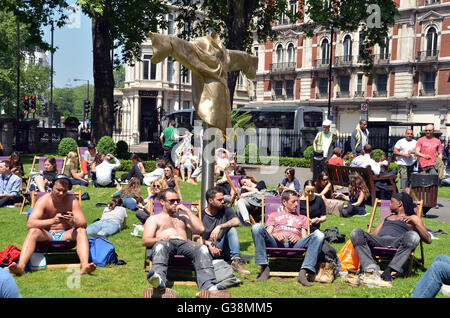 London, UK. 9th June, 2016. People enjoy the Thursday lunchtime sunshine in Grosvenor Gardens outside Victoria station. Credit:  JOHNNY ARMSTEAD/Alamy Live News Stock Photo
