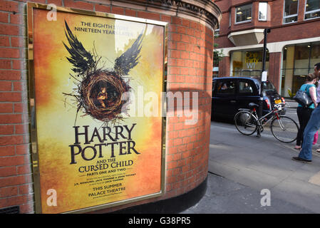 Charing Cross Road, London, UK. 9th June 2016. Fans queuing for the  preview for Harry Potter and the Cursed Child play Stock Photo
