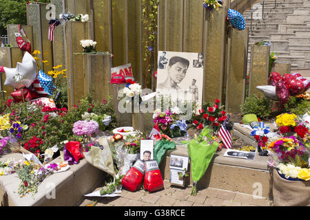 Louisville, KY, USA. 5th June, 2016. Legendary heavyweight boxing champion Muhammad Ali, a Louisville, Ky. native, died Friday, June 3, 2016. Murals and tributes could be seen across his hometown as people mourned the charismatic sports figure. © Jonathan Palmer/ZUMA Wire/Alamy Live News Stock Photo