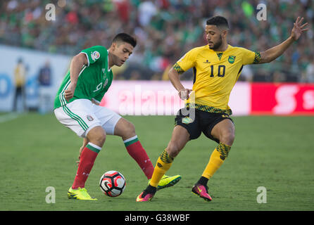 Pasadena, USA. 9th June, 2016. Mexico's Raul Jimenez (L) vies with Jamaica's Joel Mcanuff during the Copa America Centenario tournament Group C football match in Pasadena, California, the United States, on June 9, 2016. Credit:  Yang Lei/Xinhua/Alamy Live News Stock Photo