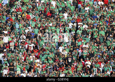 Los Angeles, California, USA. 9th June, 2016. Fans of Mexico in a Copa America soccer match between Mexico and ÃŠJamaica of Group C at the Rose Bowl in Pasadena, California, June 9, 2016. Mexico won 2-0. Credit:  Ringo Chiu/ZUMA Wire/Alamy Live News Stock Photo
