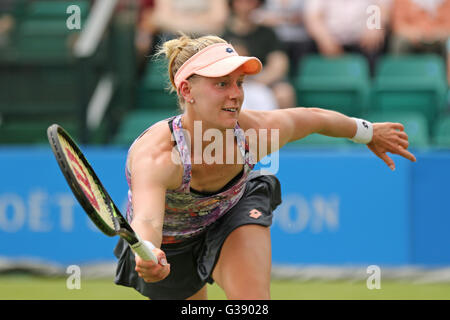 Nottingham Tennis Centre, Nottingham, UK. 10th June, 2016. Aegon WTA Nottingham Open Day 7. Alison Riske of USA reaches for a forehand volley Credit:  Action Plus Sports/Alamy Live News