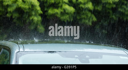 Sheffield, South Yorkshire, UK. 10th June, 2016. UK Weather: Torrential rain splashes off a car roof in Sheffield as South Yorkshire is subjected to heavy downpours. Credit:  Graham Dunn/Alamy Live News Stock Photo