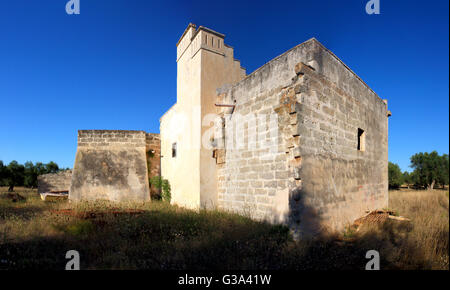 Antique Masseria abandoned in the countryside - Puglia, Italy Stock Photo