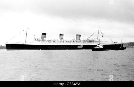 AJAXNETPHOTO. 31ST OCTOBER, 1967. SOLENT, ENGLAND. - FINAL VOYAGE - CUNARD TRANSATLANTIC LINER QUEEN MARY DRESSED OVERALL HEADS OUT OF THE SOLENT UNDER A LEADEN SKY ON HER FINAL VOYAGE TO LONG BEACH CALIFORNIA. PHOTO:JONATHAN EASTLAND/AJAX REF:311067 4 Stock Photo