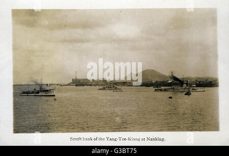 HMS Suffolk (55), British County class heavy cruiser, with destroyer D07 and a gunboat on the south bank of the Yangtze River at Nanking (Nanjing), China.       Date: circa 1929 Stock Photo