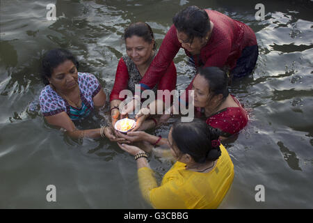 Women bathing and praying with lit oil lamp. ( Diya ) Kumbh Mela 2016. Ujjain, Madhya Pradesh, India Stock Photo