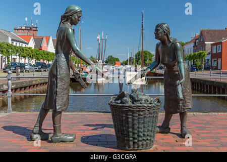 old harbour, bronze statues Torffrauen 'Törfwieven' in Weener, East Frisia, Stock Photo