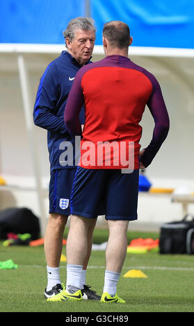 England manager Roy Hodgson speaks with captain Wayne Rooney during a training session at Stade du Bourgognes, Chantilly. PRESS ASSOCIATION Photo. Picture date: Friday June 10, 2016. See PA story SOCCER England. Photo credit should read: Mike Egerton/PA Wire. RESTRICTIONS: Use subject to restrictions. Editorial use only. Book and magazine sales permitted providing not solely devoted to any one team/player/match. No commercial use. Call +44 (0)1158 447447 for further information. Stock Photo