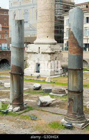 Italien, Rom, Trajansforum, zwischen den Säulen der Basilika Ulpia die Trajanssäule Stock Photo