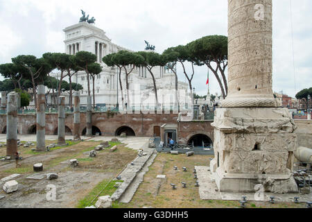Italien, Rom, Blick über das Trajansforum mit den Säulen der Basilika Ulpia und der Trajanssäule auf das Monumento Nazionale a V Stock Photo