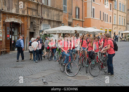 Italien, Rom, Via del Portico d'Ottavia im Römischen Ghetto, Radfahrer in den Gassen Stock Photo