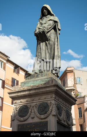 Italien, Rom, Campo de Fiori,  Denkmal für Giordano Bruno, von Ettore Ferrari erbaut. Stock Photo