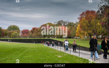 Visitors At The Vietnam Veterans Memorial ,where the names of the Vietnam War dead are inscribed on the wall ,National Mall , Washington DC, USA Stock Photo