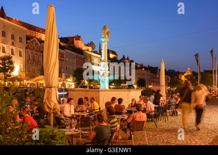 square Stadtplatz, fountain Löwenbrunnen, castle, Germany, Bayern, Bavaria, Oberbayern, Upper Bavaria, Burghausen Stock Photo