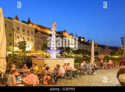 square Stadtplatz, fountain Löwenbrunnen, castle, Germany, Bayern, Bavaria, Oberbayern, Upper Bavaria, Burghausen Stock Photo