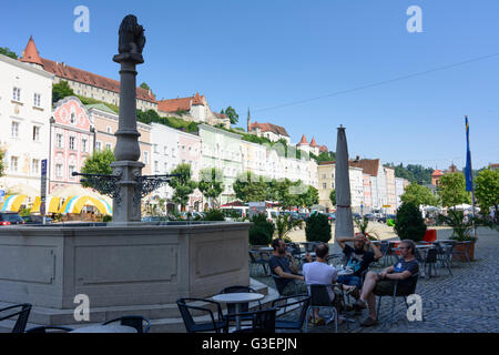 square Stadtplatz, fountain Löwenbrunnen, castle, Germany, Bayern, Bavaria, Oberbayern, Upper Bavaria, Burghausen Stock Photo