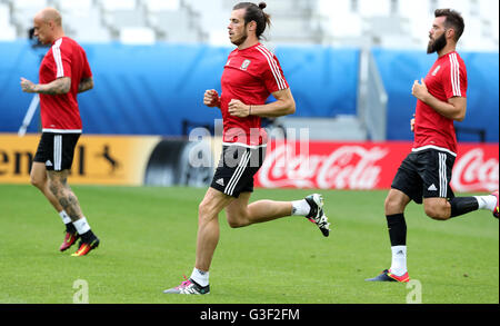 Wales' Gareth Bale (left) and Joe Ledley, during a training session at the Stade de Bordeaux. PRESS ASSOCIATION Photo. Picture date: Friday June 10, 2016. See PA story SOCCER Wales. Photo credit should read: Martin Rickett/PA Wire. Stock Photo