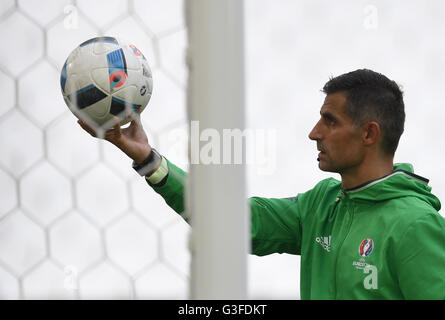 An assistent referee checks the Hawk-Eye goal-line technology during a training session of the referee team at the Stade Velodrome in Marseille, France. Russia will play against England in the Group B soccer match of the UEFA EURO 2016 on 11 June, 2016, in Marseille. Photo: Federico Gambarini/dpa Stock Photo
