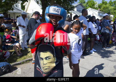 Louisville, KY, USA. 10th June, 2016. Malik Parker who trains at TKO gym in Louisville brought his boxing gear to Muhammad Ali's childhood home on Grand Avenue, Friday, June 10, 2016. Credit:  Jonathan Palmer/ZUMA Wire/Alamy Live News Stock Photo