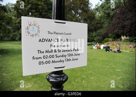 London, UK. 10th June, 2016. General views around Buckingham Palace in the build up to the 2nd day of the Queen's Birthday celebrations. Warning notice of No Access to The Mall and St James's Park on Sunday 12th June Credit:  Dorset Media Service/Alamy Live News Stock Photo