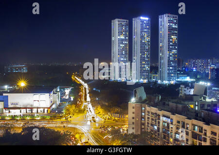 Mumbai, Maharashtra, India. 16th Jan, 2016. 16 Jan 2016 : Mumbai - INDIA.The Mumbai Skyline with Skyscrapers lit at night in the Malad Linking road and Inorbit Mall neighbourhood. © Subhash Sharma/ZUMA Wire/Alamy Live News Stock Photo