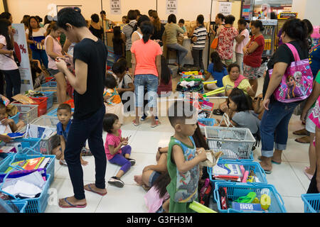 Ayala Mall, Cebu City, Philippines. 10th June, 2016.An estimated 25 Million Schoolchildren in the Philippines will return to school on Monday June 13th after their summer break.The weekend prior to the Monday saw parents and children shopping together frantically buying last minute supplies,taking advantage of the many sales in department stores. Credit:  imagegallery2/Alamy Live News Stock Photo