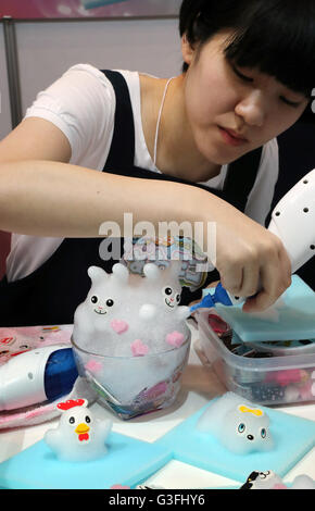 Tokyo, Japan. 10th June, 2016. An employee of Japanese toy maker Shine demonstrates a 3D art formed by soap bubble 'Awamoko 3D pen' at the annual Tokyo Toy Show in Tokyo on Friday, June 10, 2016. Some 160,000 people are expecting to visit the four-day toy trade show. © Yoshio Tsunoda/AFLO/Alamy Live News Stock Photo