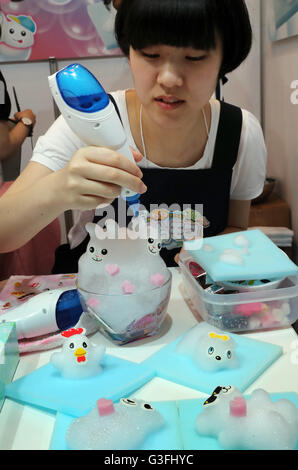 Tokyo, Japan. 10th June, 2016. An employee of Japanese toy maker Shine demonstrates a 3D art formed by soap bubble 'Awamoko 3D pen' at the annual Tokyo Toy Show in Tokyo on Friday, June 10, 2016. Some 160,000 people are expecting to visit the four-day toy trade show. © Yoshio Tsunoda/AFLO/Alamy Live News Stock Photo