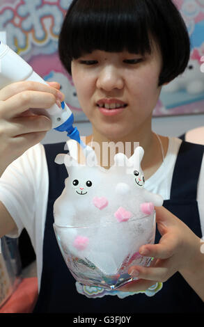 Tokyo, Japan. 10th June, 2016. An employee of Japanese toy maker Shine demonstrates a 3D art formed by soap bubble 'Awamoko 3D pen' at the annual Tokyo Toy Show in Tokyo on Friday, June 10, 2016. Some 160,000 people are expecting to visit the four-day toy trade show. © Yoshio Tsunoda/AFLO/Alamy Live News Stock Photo