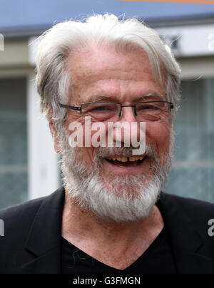 Duesseldorf, Germany. 10th June, 2016. Actor Juergen Prochnow posing in Duesseldorf, Germany, 10 June 2016. The Film Museum Duesseldorf started a film programme in honour of Prochnow, opening with 'Die Verrohung des Franz Blum'. Prochnow received international recognition for his role as the submarine captain in the film 'Das Boot'. PHOTO: HORST OSSINGER/dpa/Alamy Live News Stock Photo