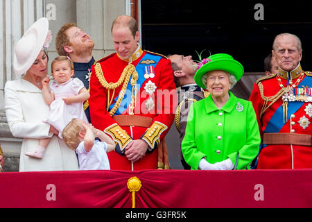 London, UK. 11th June, 2016. Queen Elizabeth, Prince Philip the Duke of Edinburg, Prince Harry, Prince William The Duke of Cambridge, Catherine The Duchess of Cambridge, Prince George and Princess Charlotte attend Trooping the colour the Queen's birthday parade at Buckingham Palace in London, United Kingdom, 11 June 2016. Credit:  dpa picture alliance/Alamy Live News Stock Photo