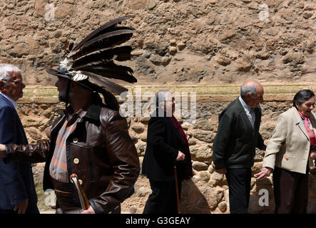 Almazán, Spain. 17th May, 2016. A man pictured wearing a hat decorated with vulture feathers and a tail of fox, representing an invincible shepherd that protects flocks of sheep from wolves, pictured during the celebration of ‘El Zarrón' in Almazán, north of Spain. © Jorge Sanz/Pacific Press/Alamy Live News Stock Photo