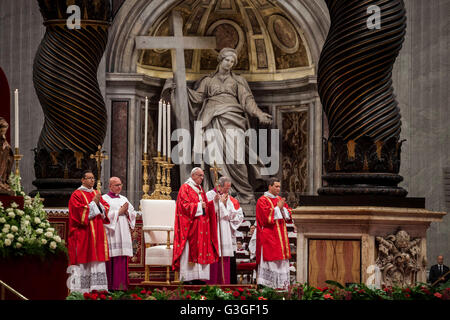 Vatican City, Vatican. 15th May, 2016. Pope Francis celebrates a Pentecost mass in St. Peter's Basilica in Vatican City, Vatican on May 15, 2016. The Christian holiday Pentecost is celebrated fifty days after Easter Day. © Giuseppe Ciccia/Pacific Press/Alamy Live News Stock Photo