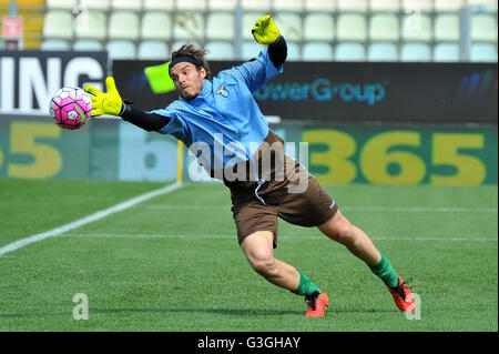 Federico Marchetti Lazio's goalkeeper before the Serie A football match between FC Carpi and SS Lazio at Braglia Stadium in Modena. Lazio beat by 3 to 1 on Carpi at the end of a race during which the Carpi missed two penalties with Nigerian forward Jerry Uche Mbakogu. (Photo by Massimo Morelli / Pacific Press) Stock Photo